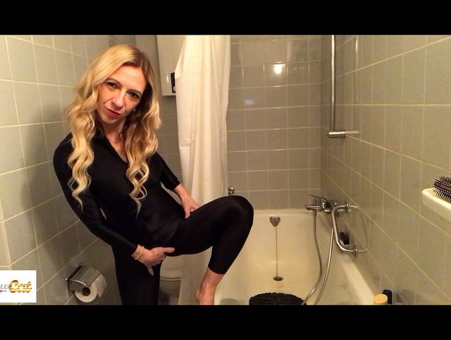 Ich mache es mir im Catsuit und pi**e in die Wanne