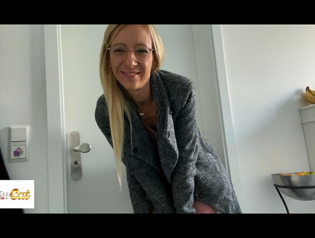 Vom Kurztrip nach Hause gekommen, bes**ge ich es mir geil im Flur