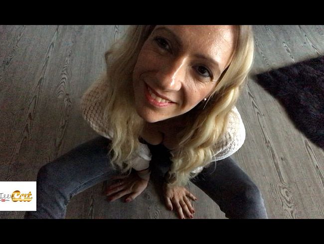 In der Jeans bes**ge ich es mir auf dem Fußboden