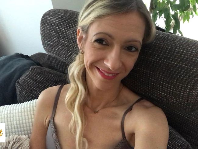 Izzy_Cat Porno Video: Auf dem Sofa abgefi**t und angespitzt