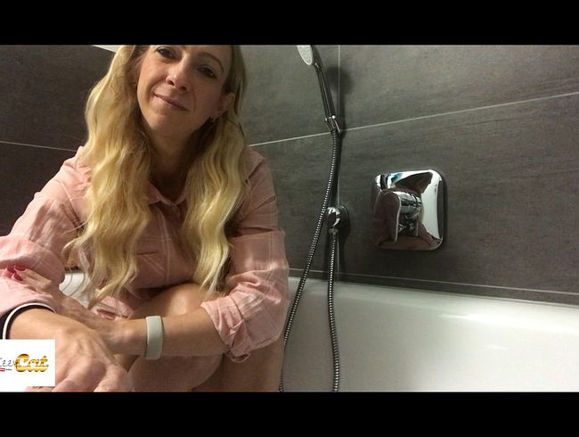 Izzy_Cat Porno Video: Durchs Rosa Höschen in die Wanne gepi**t