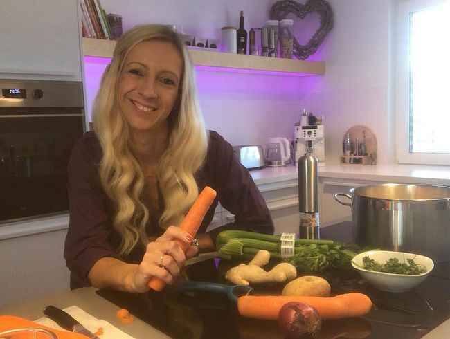 Izzy_Cat Porno Video: Fasziniert beim Kochen